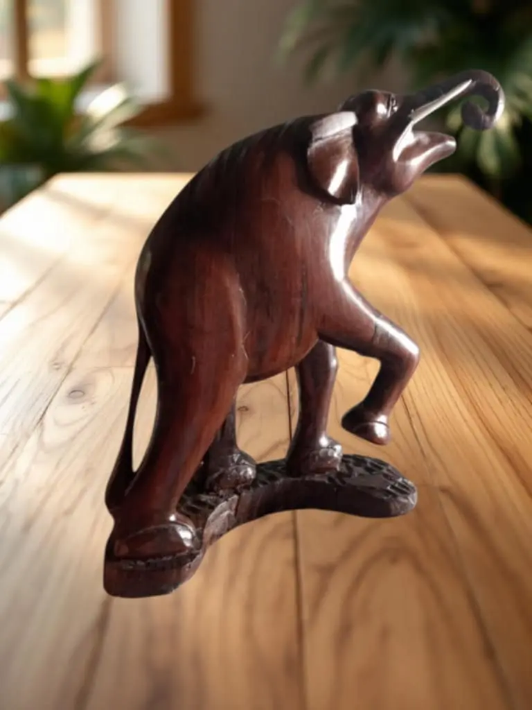 Sculpture Éléphant Congo Belge – Wengué – L’Éléphant Qui a Changé de Défenses et de Continent