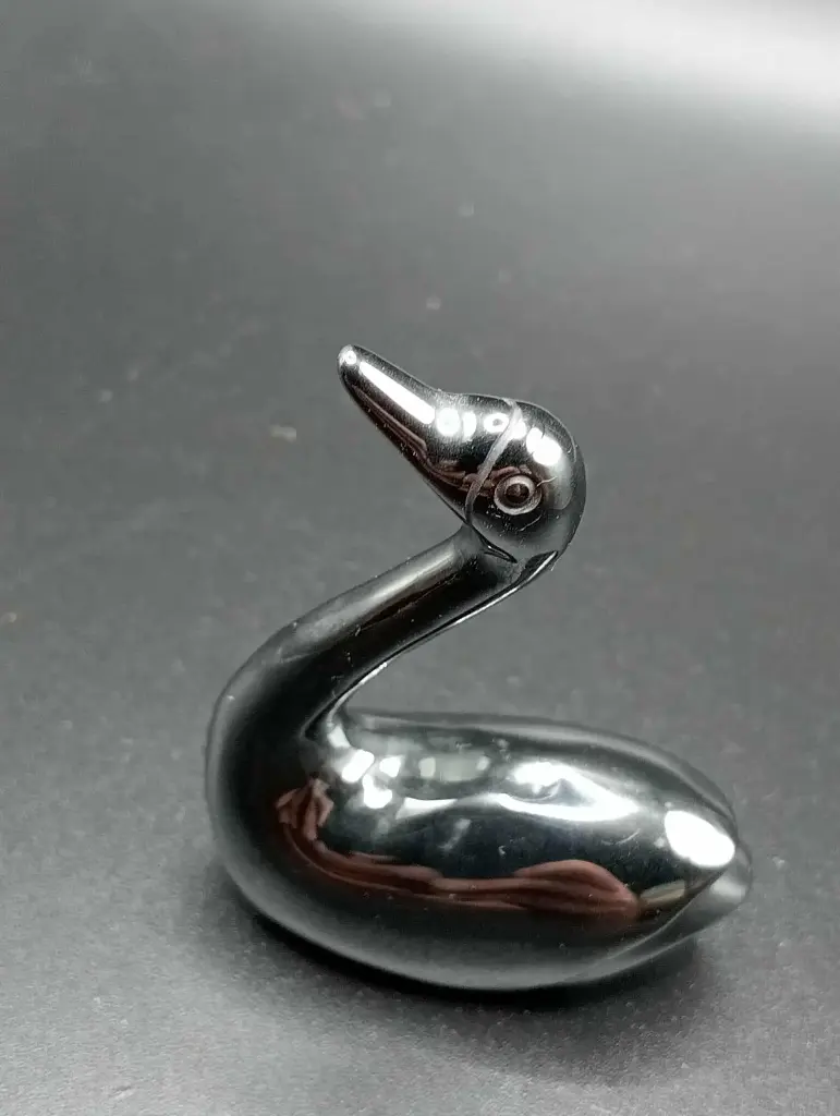 Cygne en métal brillant