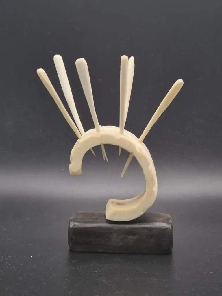 Suporte artesanal para palitos – Escultura solar em osso sobre base de madeira escura