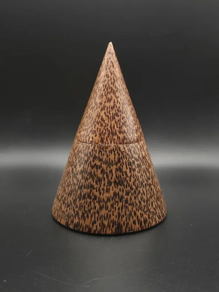 Sculptures géométriques en bois moucheté