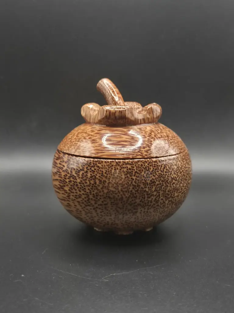 Pièce artisanale décorative en forme de mangoustan 