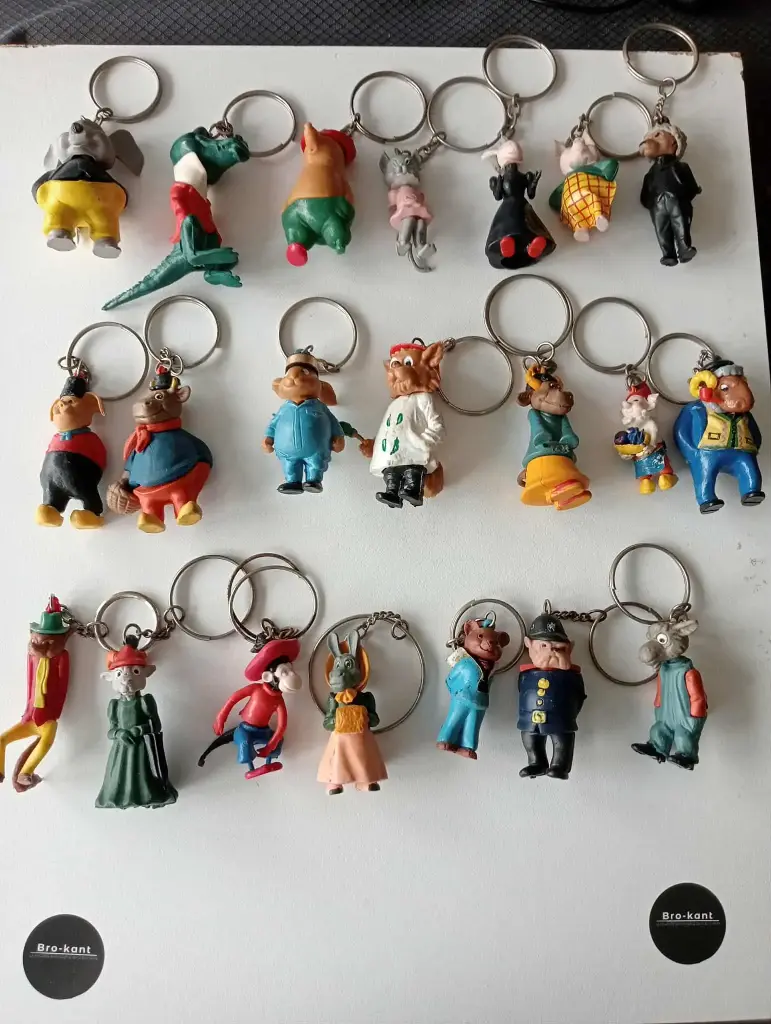 🧸 Sammlung von 21 De Betuwe‑Schlüsselanhängern – Serie 1966 – Werbefiguren.