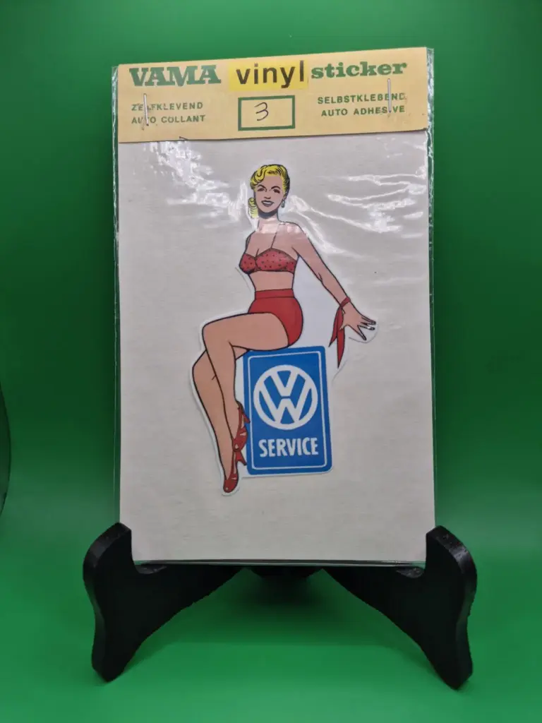 Sticker vintage VAMA – Pin-up sur logo Volkswagen Service (années 70 , neuf sous blister)