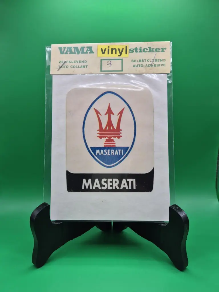 Sticker vintage VAMA – Maserati Trident Logo (années 70, neuf sous blister)