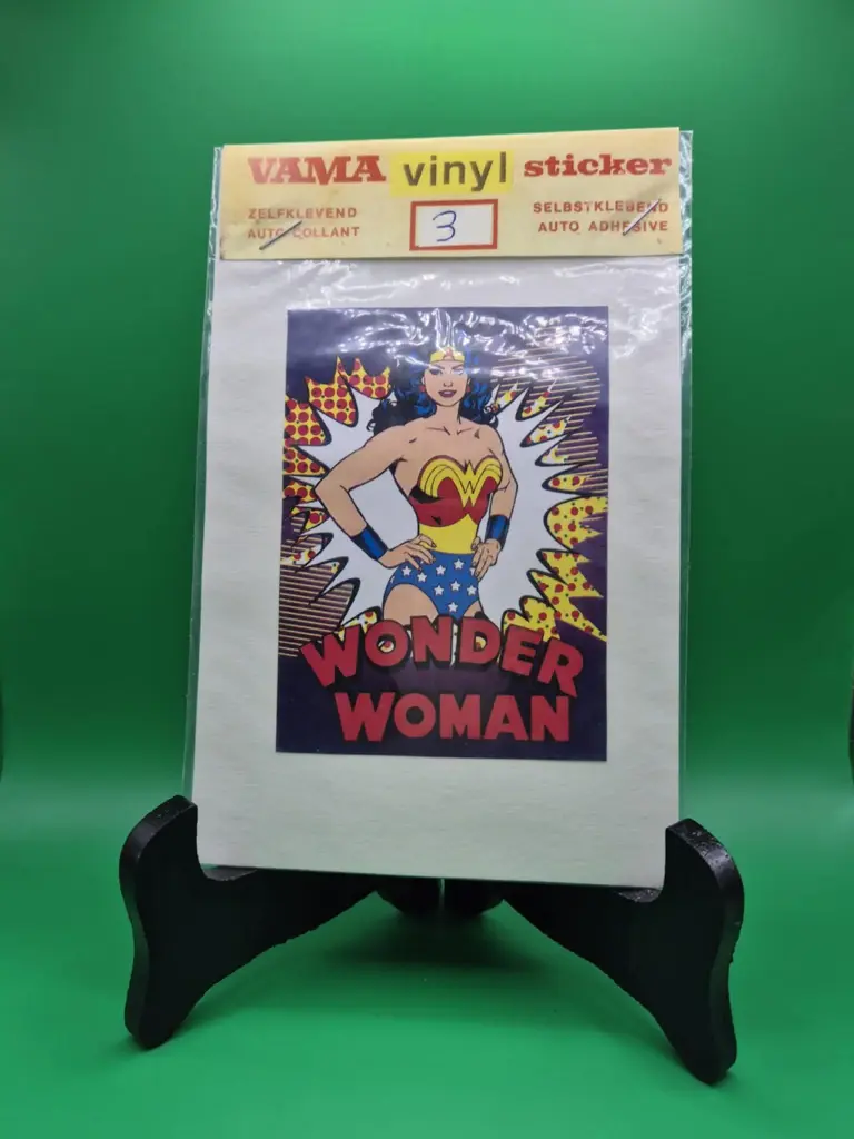 Sticker vintage VAMA – Wonder Woman (années 70–80, neuf sous blister)