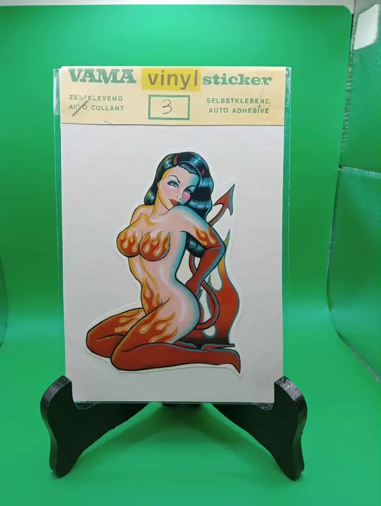Autocolante vintage VAMA – Sticker pin-up demónio retro dos anos 70