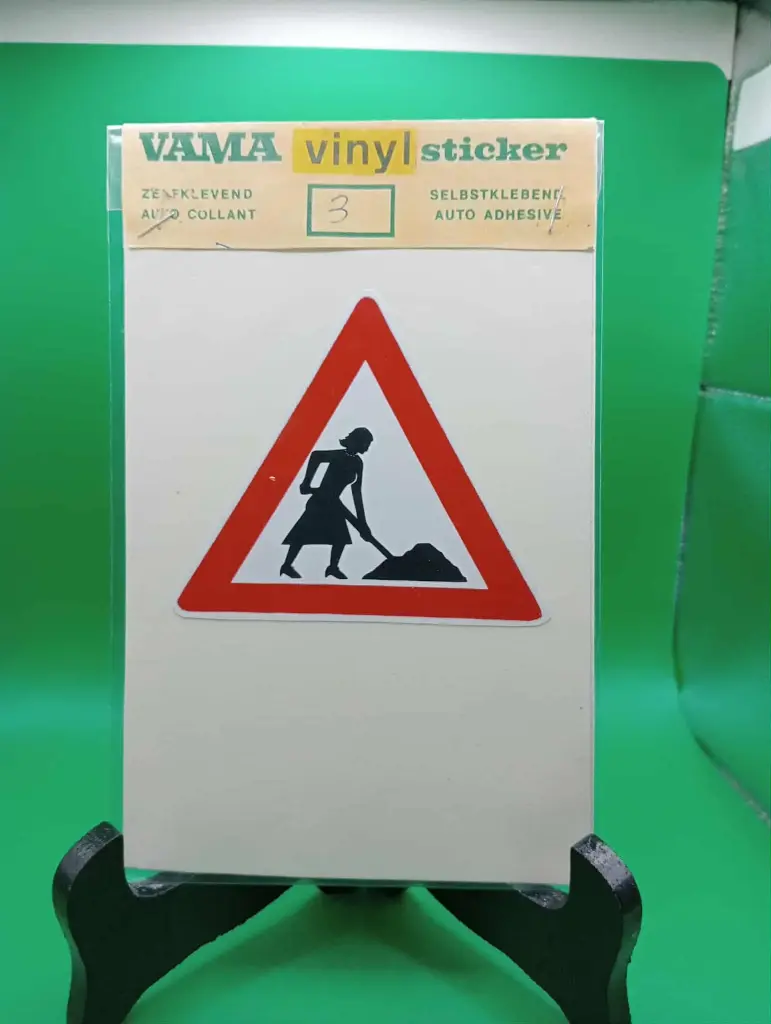 Autocolante vintage VAMA – O sticker “Obras em curso” que faz sorrir