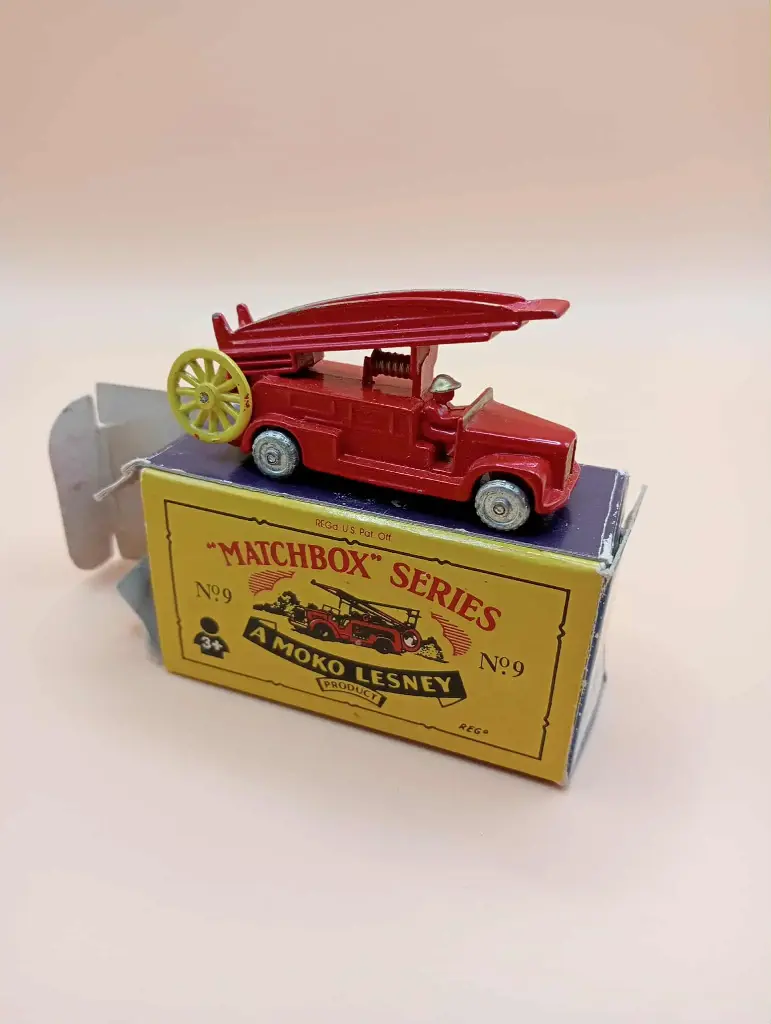 Matchbox reproduction – Camion de pompiers n°9 avec boîte style Moko Lesney