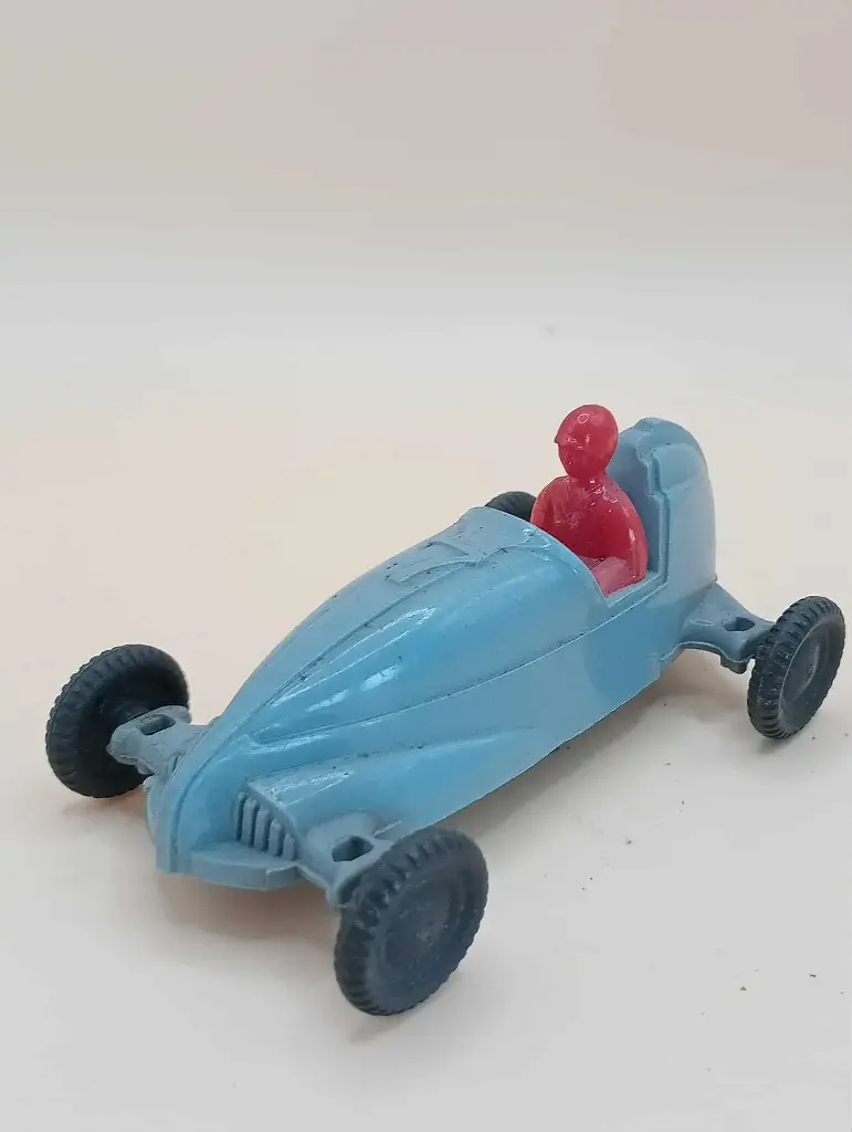 Voiture de course vintage en plastique semi‑dur (années 1960, 9,5 cm)