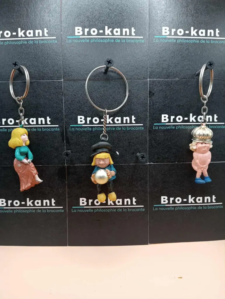 Porte‑clés vintage années 60 – Cendrillon, personnage inconnu & parodie Roi Léopold