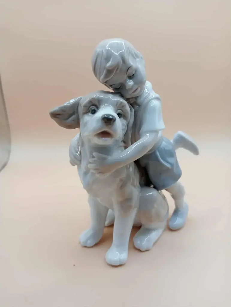 Figurine en porcelaine fine – signée Myra – enfant et chien (années 80)