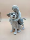 Figurine en porcelaine fine – signée Myra – enfant et chien (années 80)