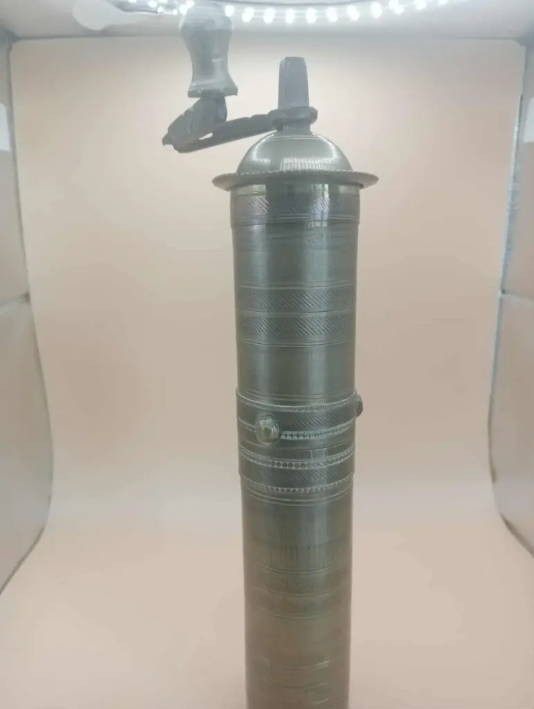 Alte Pfeffermühle aus Metall, Modell „GARANT 2“. Europa, 1920/30er Jahre.