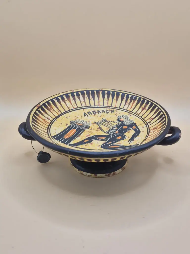 Plato Apolo con lira, firmado “made hand by Nikos”