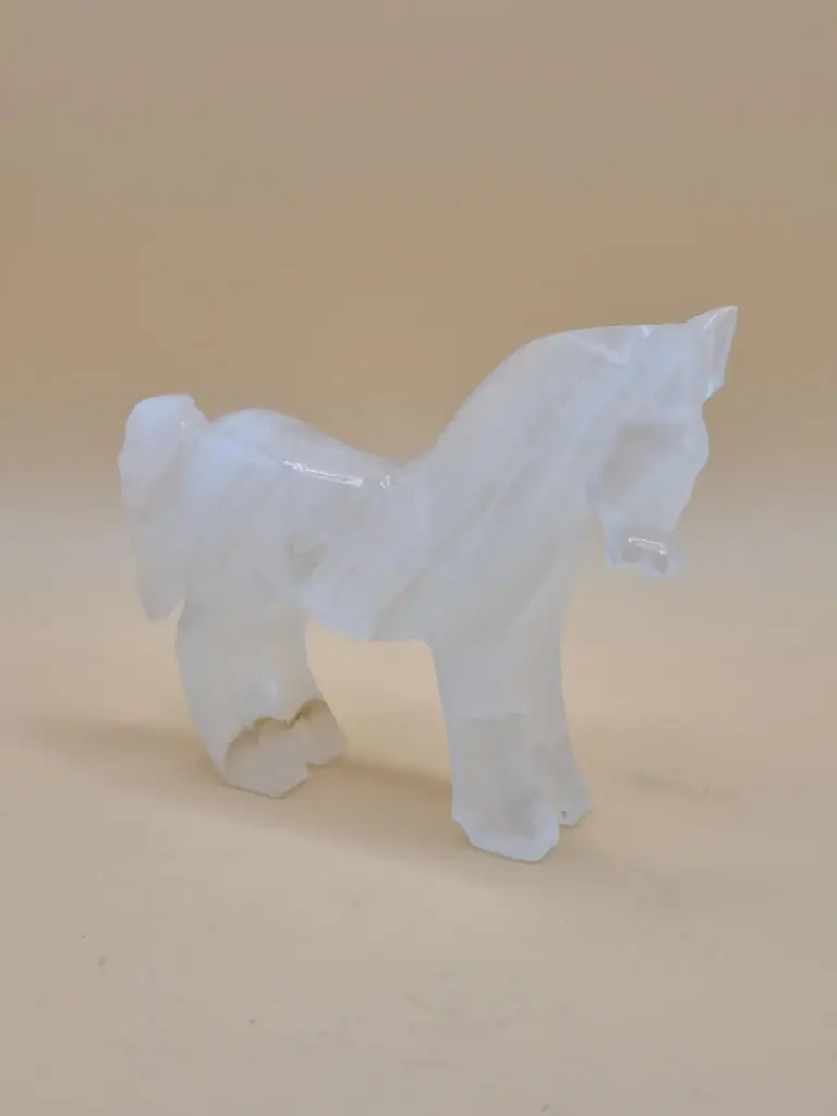 Escultura de cavalo em vidro opaco – 7×10 cm – Fantasma elegante
