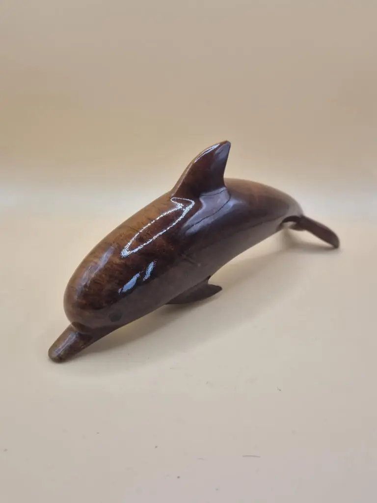 Sculpture en acajou de la Barbade – dauphin stylisé (19 cm)