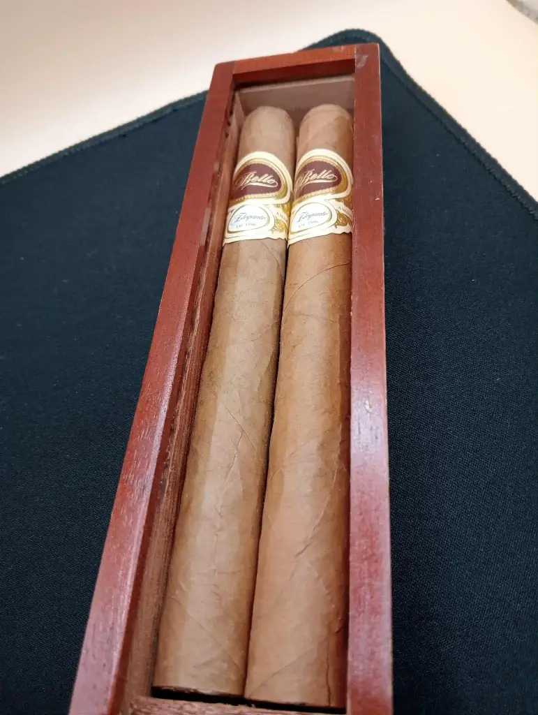 2 cigares Elegante Bello dans un étui Churchill