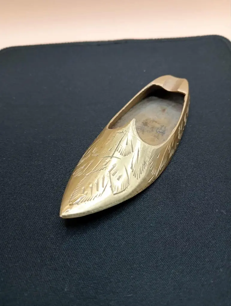 🥿 Small engraved brass ashtray – 10.5 cm.