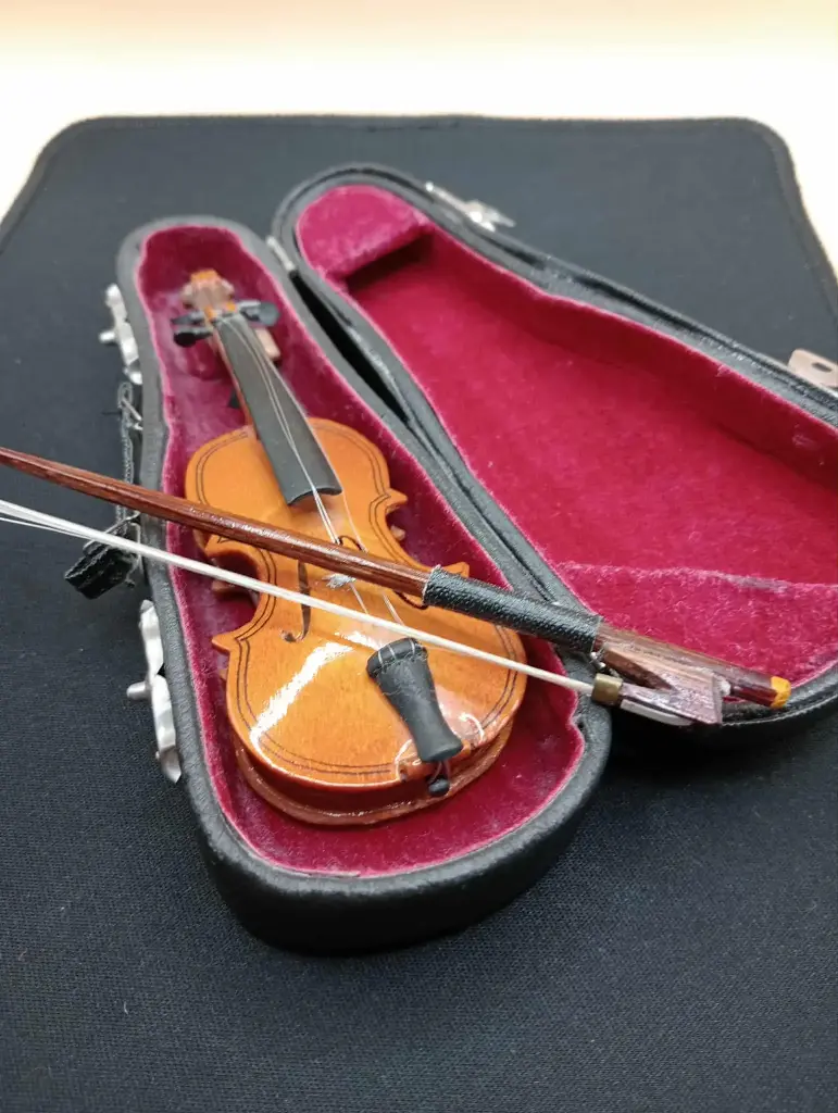 Mini violino decorativo com estojo – 13 cm – Pequena tragédia musical