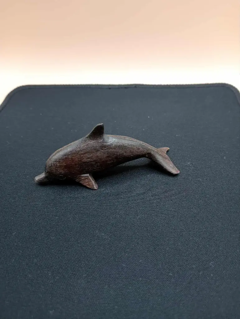 Sculpture miniature – Dauphin en bois sculpté – 8 cm
