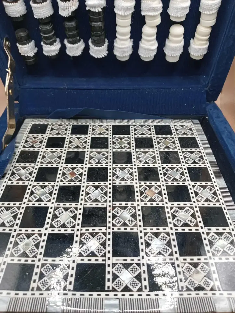 Jeu d’échecs artisanal – Coffret 25 × 25 cm – signé Moustafa Hafez (Égypte)