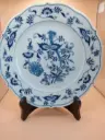 Porseleinen Blue Danube‑bord 22 cm — blauw bloemendecor — geschulpte rand
