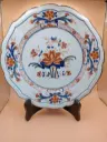 Decoratief Montelupo‑aardewerkbord 24 cm — polychroom bloemendecor, geschulpte rand
