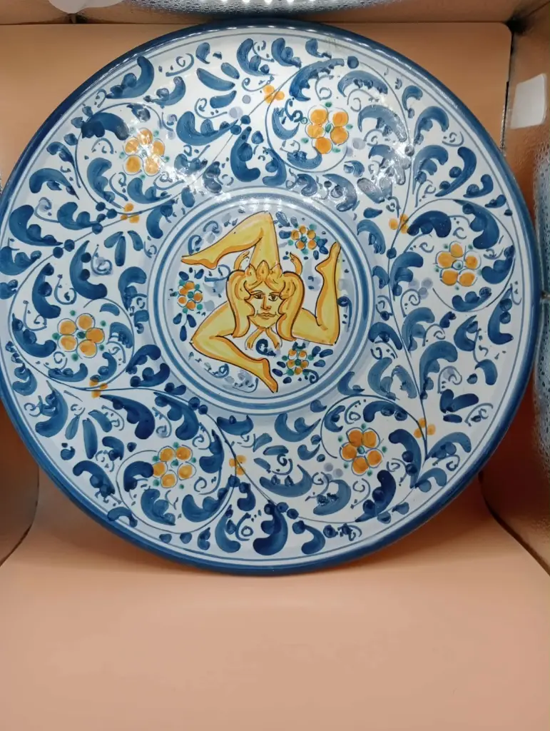 Assiette faïence Caltagirone 31,5 cm — Dell'Aquila, décor à la main, triskelion sicilien