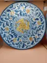 Piatto in maiolica di Caltagirone 31,5 cm — Dell'Aquila, decorato a mano, triscele siciliana