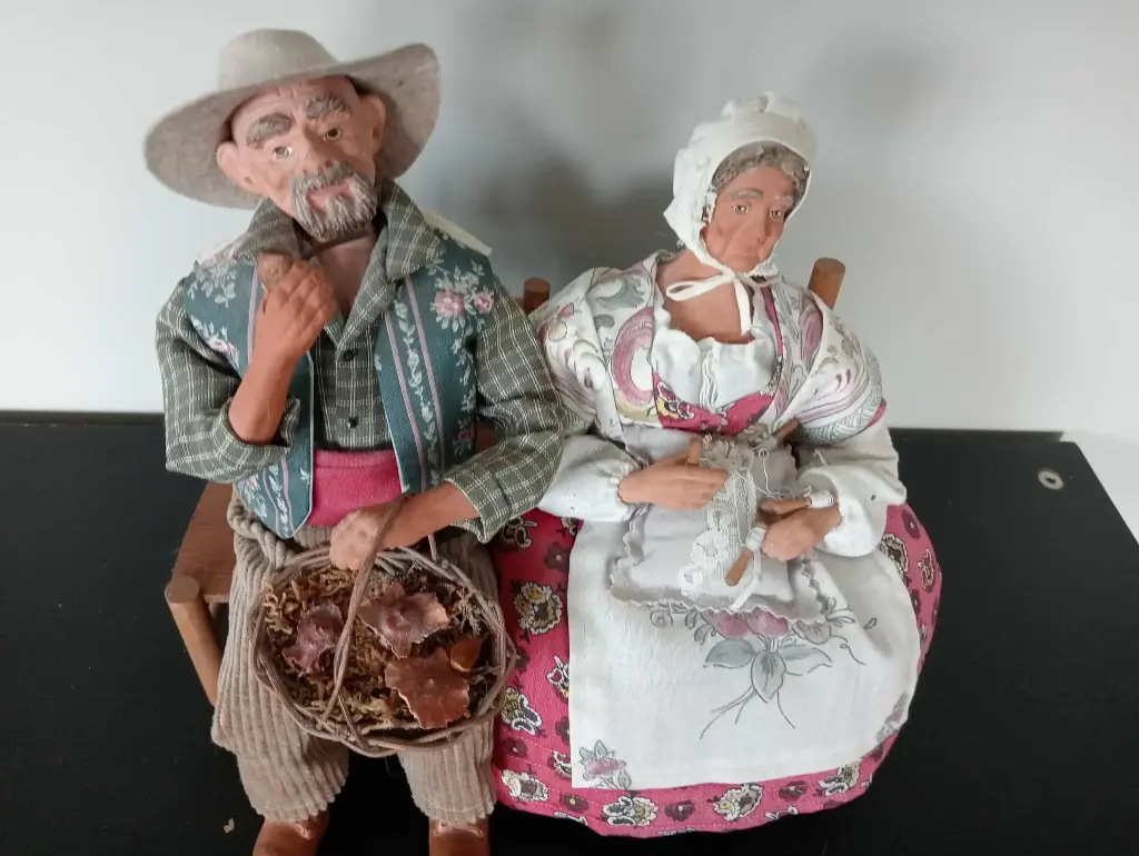 Ensemble figuratif – Couple de personnes âgées sur banc – Terre cuite – 30 × 25 cm