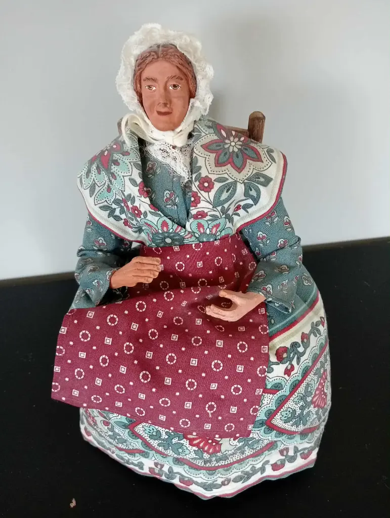 Figurine – Vieille dame assise sur chaise – Terre cuite – 24 × 14 × 17 cm