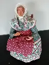 Figur – Alte Dame auf Stuhl sitzend – Terrakotta – 24 × 14 × 17 cm
