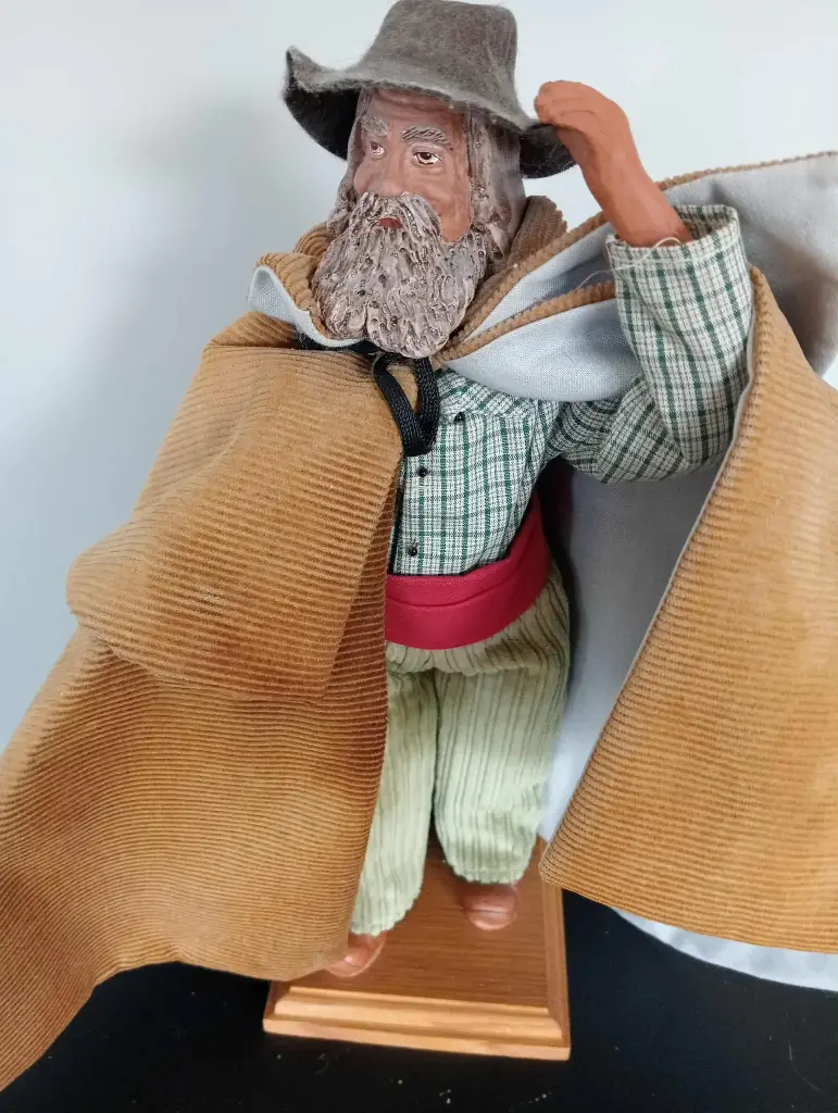 Figurine – Vieil homme en cape de velours – Terre cuite – 33 cm