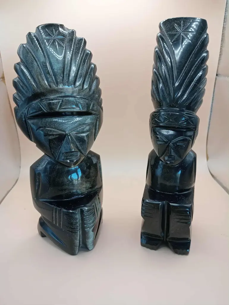 Set of 2 Pre-Columbian / Inca style statues – Seated figures with headgear – 21 cm