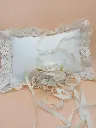Cojín de alianzas vintage 24×16 cm – Encaje & ceremonia