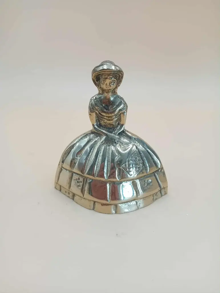 Decoratieve metalen bel – dame in jurk – 8 cm