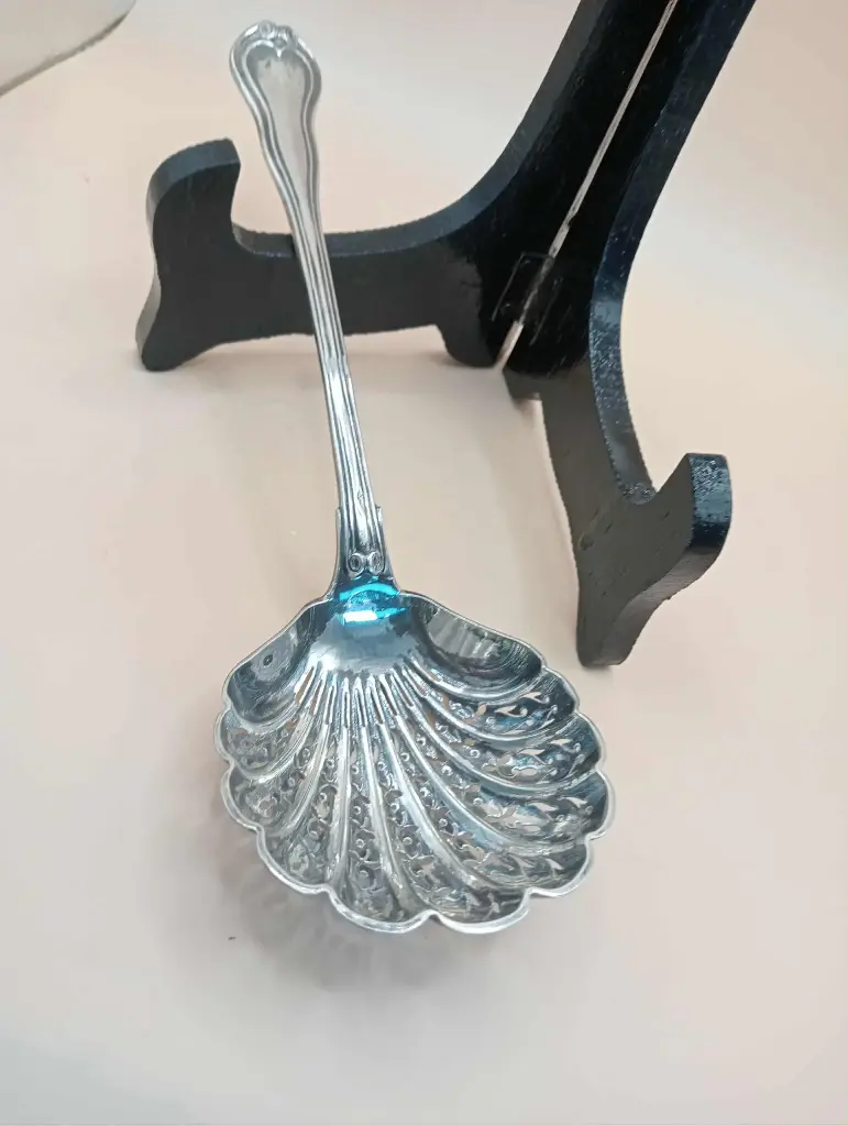 Colher de servir grande trabalhada / perfurada – Metal prateado ou prata – 20,5 cm