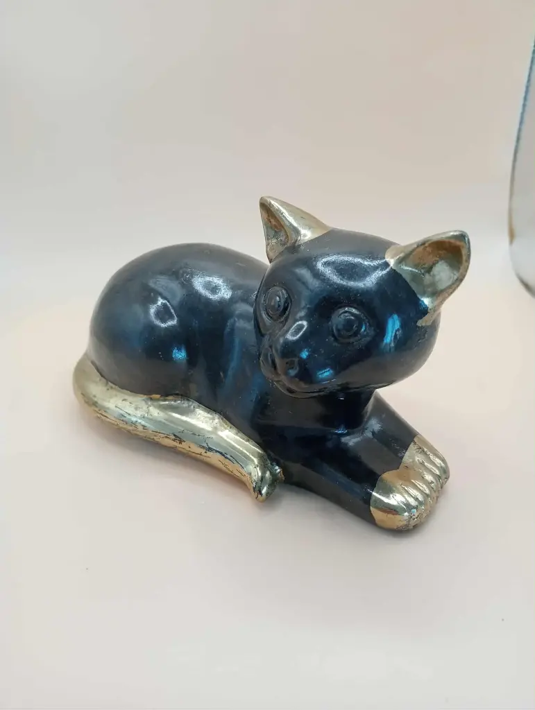 Statuette décorative – Chat allongé – Bronze noir et doré – 17 cm 