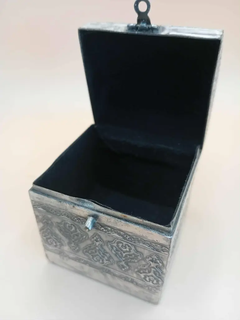 Pequeño cofre decorativo de aluminio grabado – 7 × 5,5 cm.