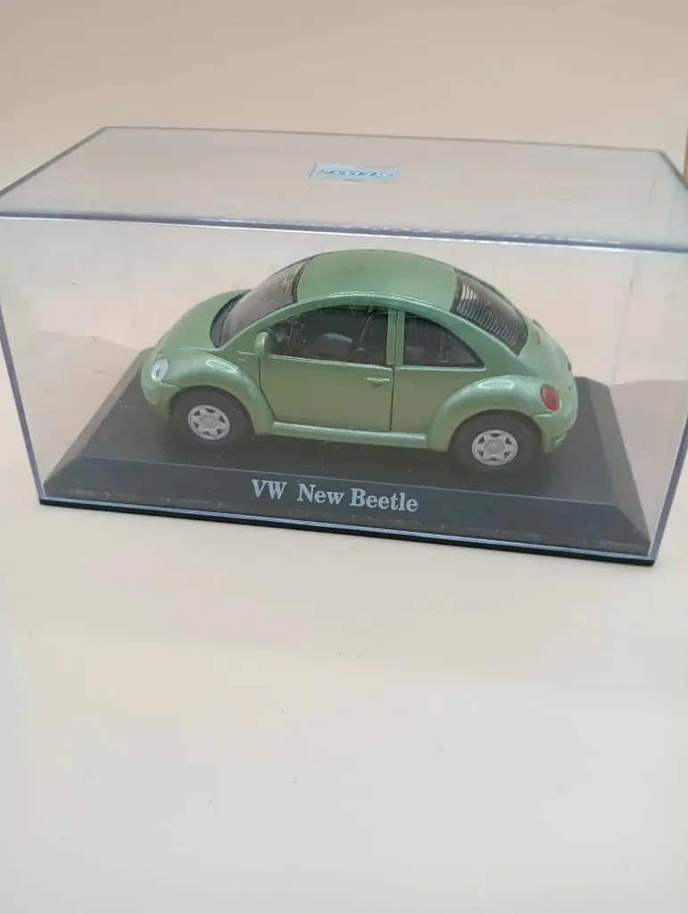 Miniature VW New Beetle 1/43 – Édition verte en boîte vitrine