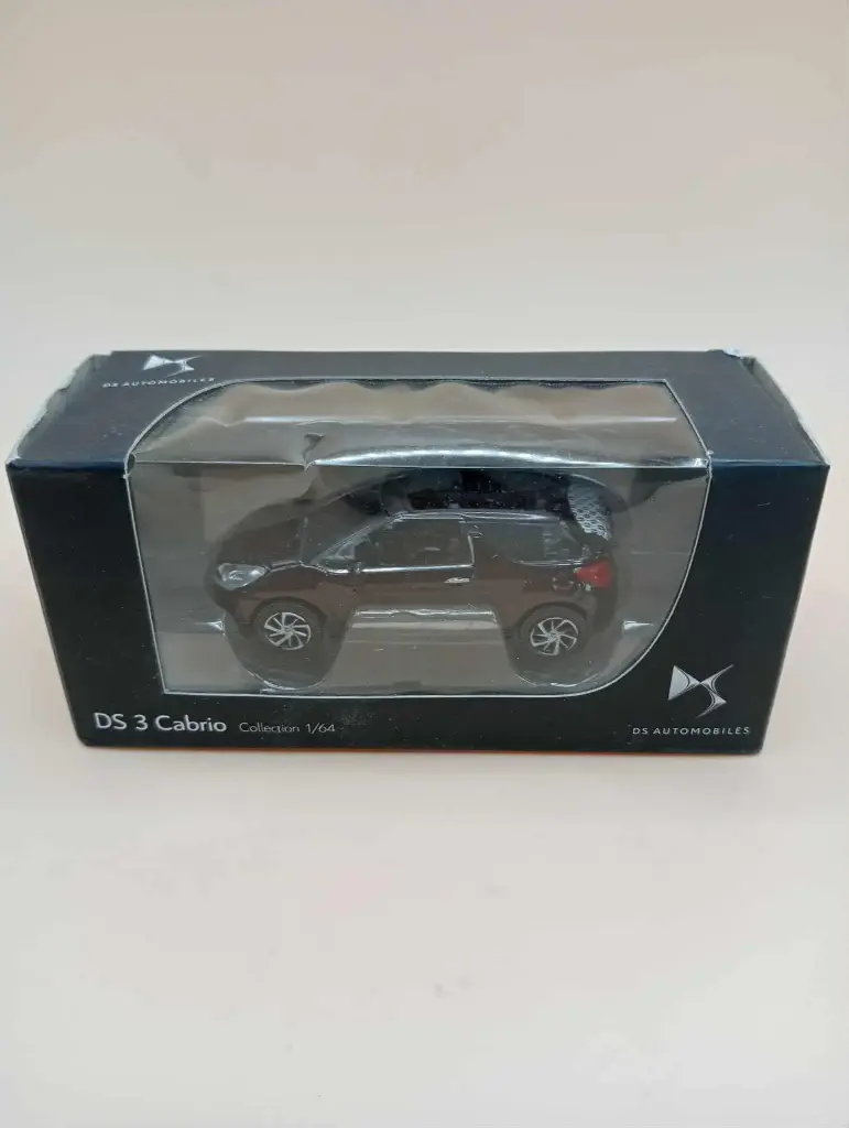 DS 3 Cabrio 1/64 – DS Automobiles Collectie in vitrine