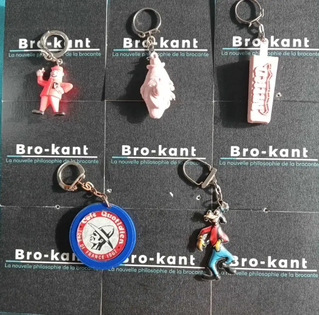 Set van 5 vintage reclame‑ en fantasie‑sleutelhangers