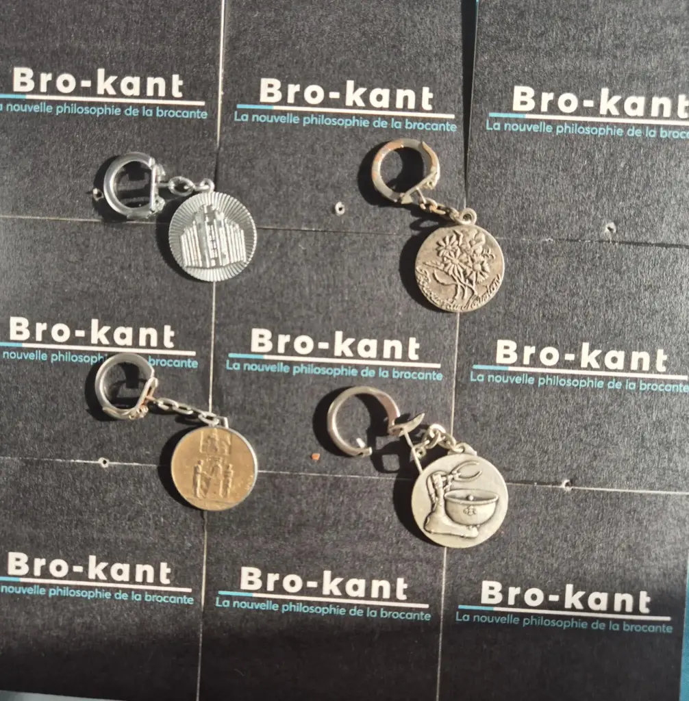 Set van 4 vintage metalen sleutelhangers – Onbekende reclame