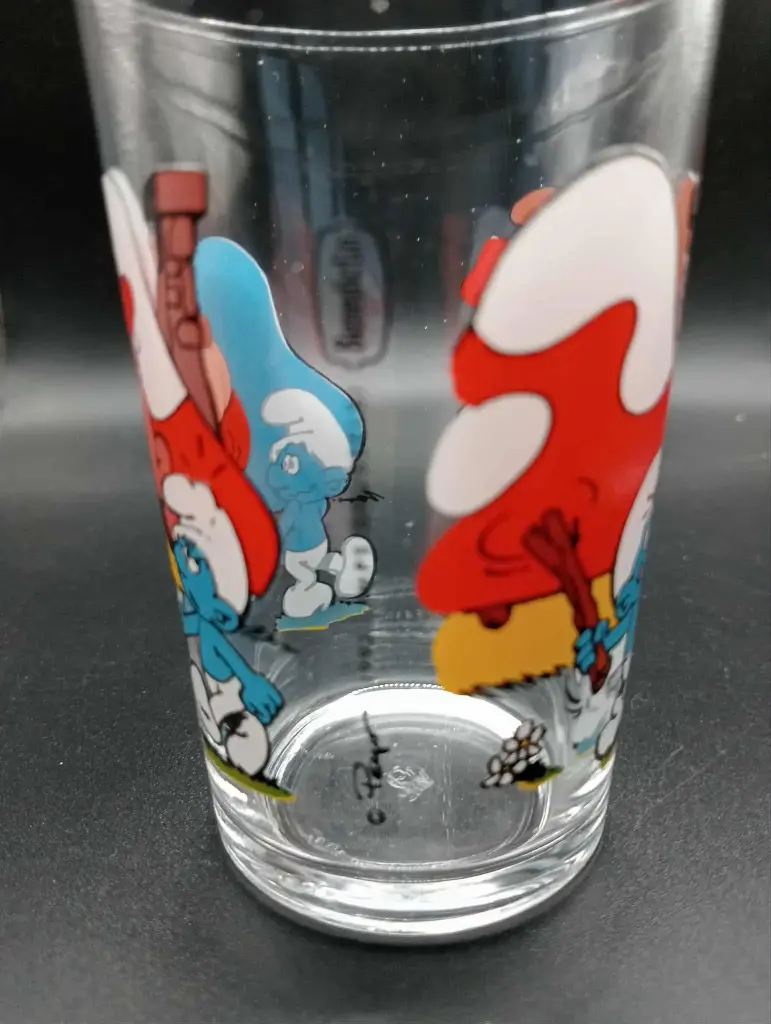 Collector’s The Smurfs Glass – Red Dog Scene – 1980s–1990s