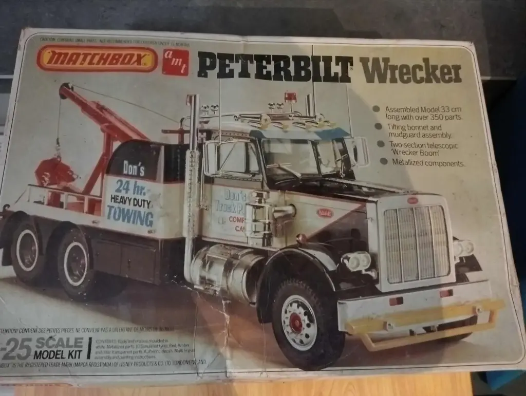 Maquette Matchbox Peterbilt Wrecker – Échelle 1/25 – Années 1980 – Pièces chromées – Boîte d’origine – Notice absente