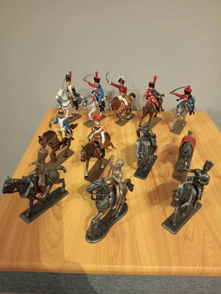 Set van 12 vintage ruiters – 8 Starlux + 4 onbekend – Tinnen soldaten – Gemengde tijdperken – Originele staat