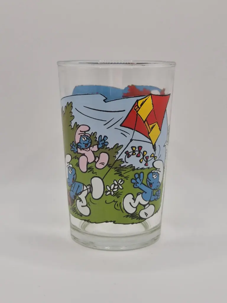 Bénédictin Smurfs glass 1990 – kite flying and activities