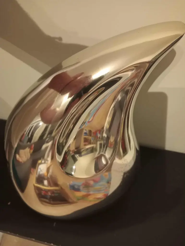 Urna funerária – metal polido, forma de gota, tributo moderno e discreto