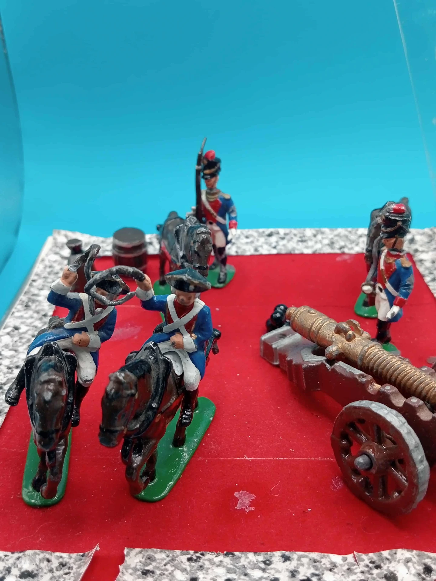 Diorama militar artesanal – era napoleônica, cavaleiros, canhão, soldados pintados à mão