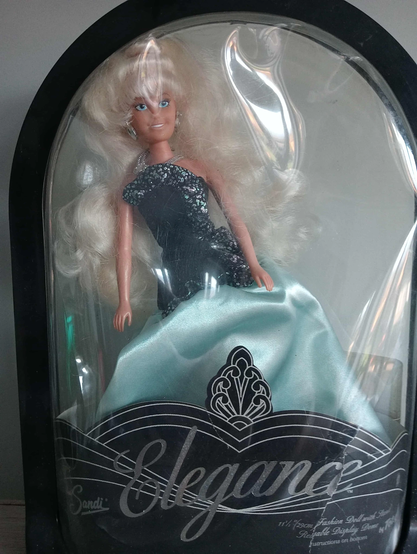 Bambola Sandi Elegance – Totsy USA vintage in scatola, abito turchese e capelli platino